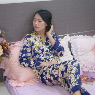 Bộ pijama lụa nhung họa tiết hoa mặt nền tím than