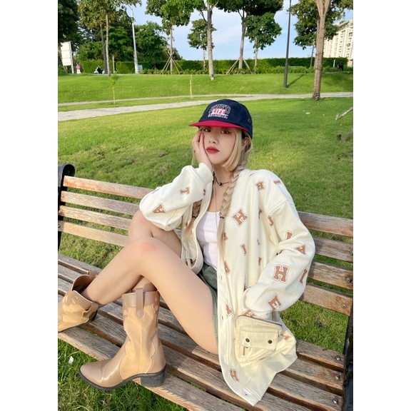 AITHER STUDIO Áo khoác MONO CARDIGAN in họa tiết thương hiệu màu Kem