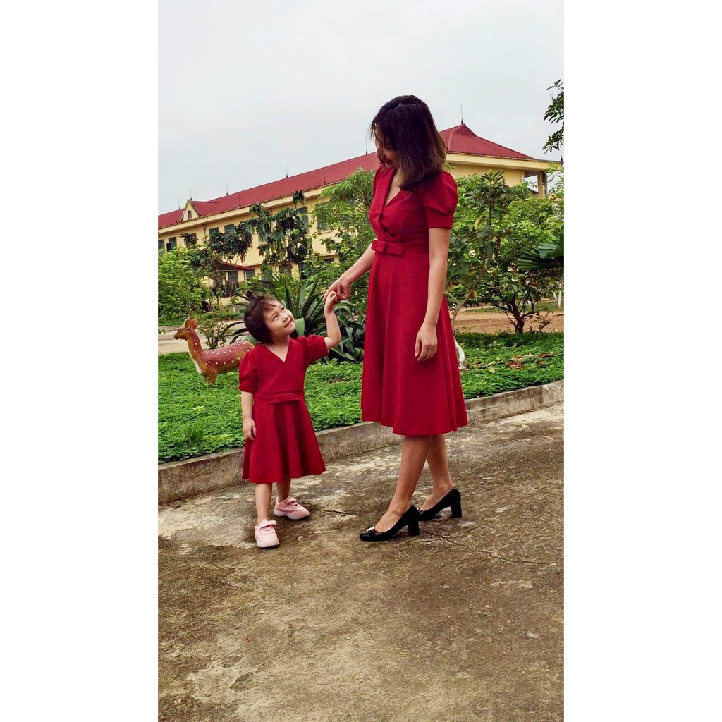 Đầm đôi mẹ và bé gái màu đỏ nơ eo cổ v dự tiệc( nhiều size) ẢNH MẪU SHOP VA KHÁCH CHỤP KÈM VIDEI
