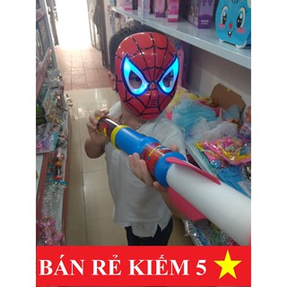 Mặt nạ Người Nhện có đèn, có nhạc khi sử dụng. Chất liệu nhựa, mẫu đẹp cho bé chơi vui vẻ.