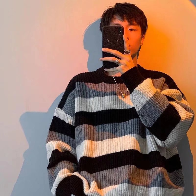 Áo sweater dệt kim cổ tròn dáng rộng họa tiết sọc ngang màu tương phản phong cách Hồng Kông trẻ trung cho nam