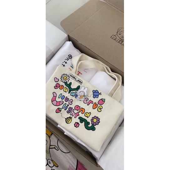 Túi vải đeo vai thêu theo mẫu.