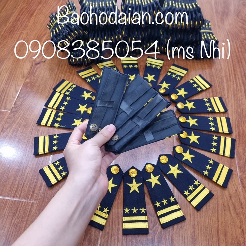 Cầu vai bảo vệ thêu ngôi sao kèm nút đồng sang trọng