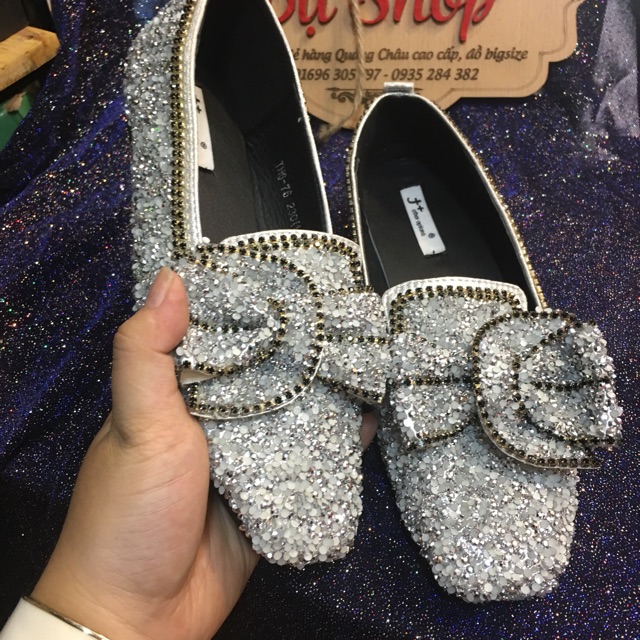 giày của ngân lê