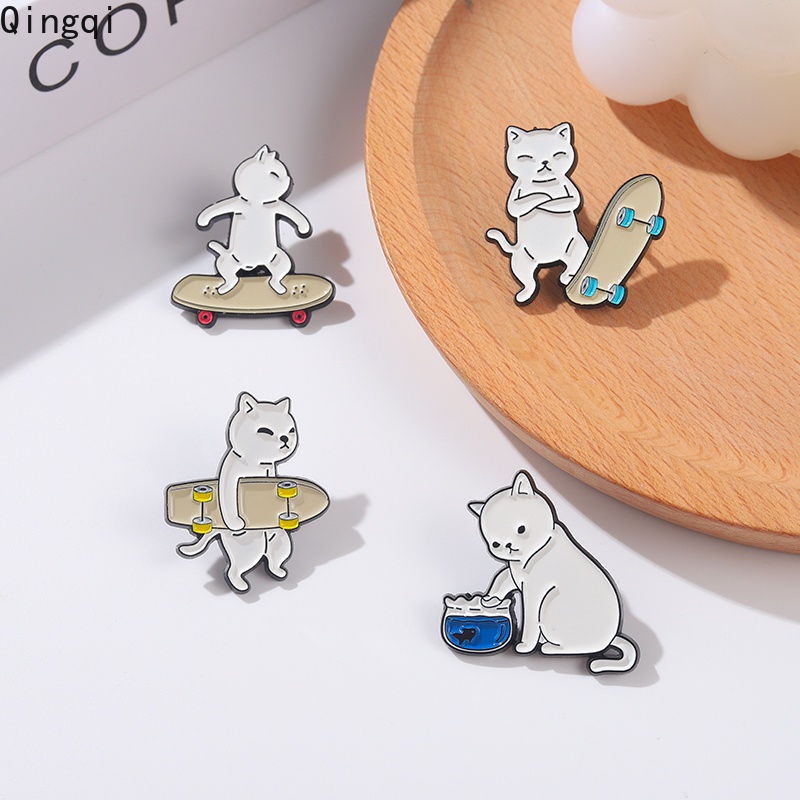 Ghim cài áo/balo MISS ZOE trang trí hình chú mèo trắng trượt ván kiểu hoạt hình tráng men thích hợp để làm quà tặng