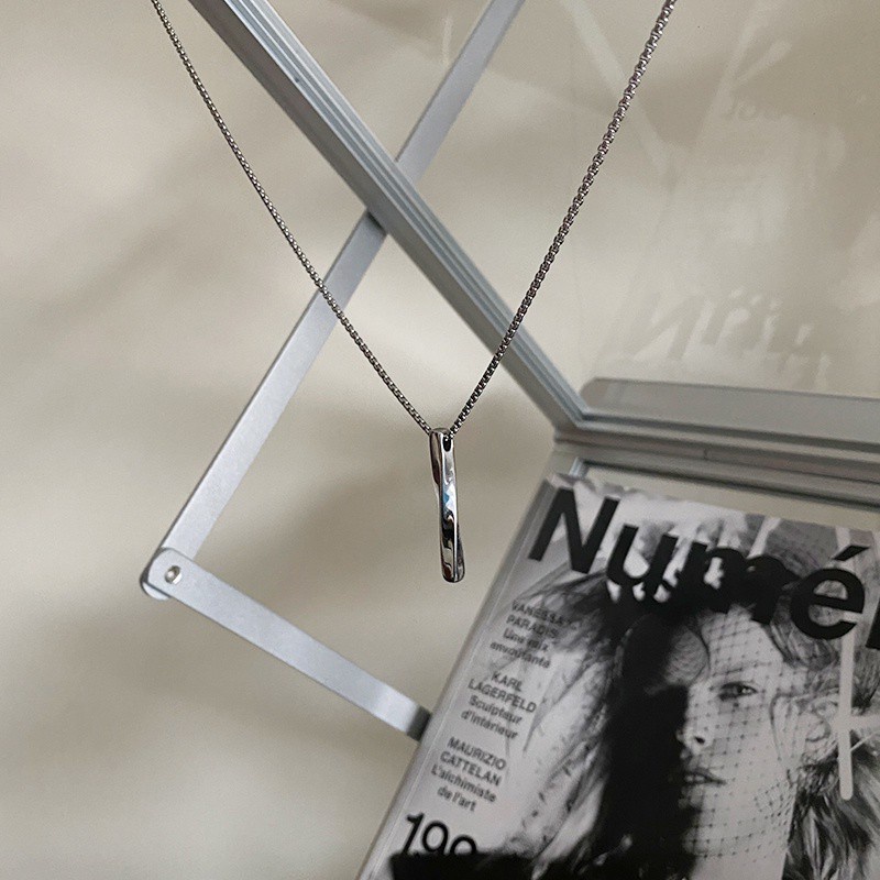 Vòng cổ thiết kế bất đối xứng phong cách hip hop cá tính thời trang