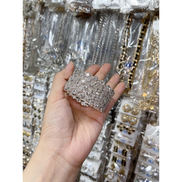 Vòng tay lò xo đính đá siêu sang