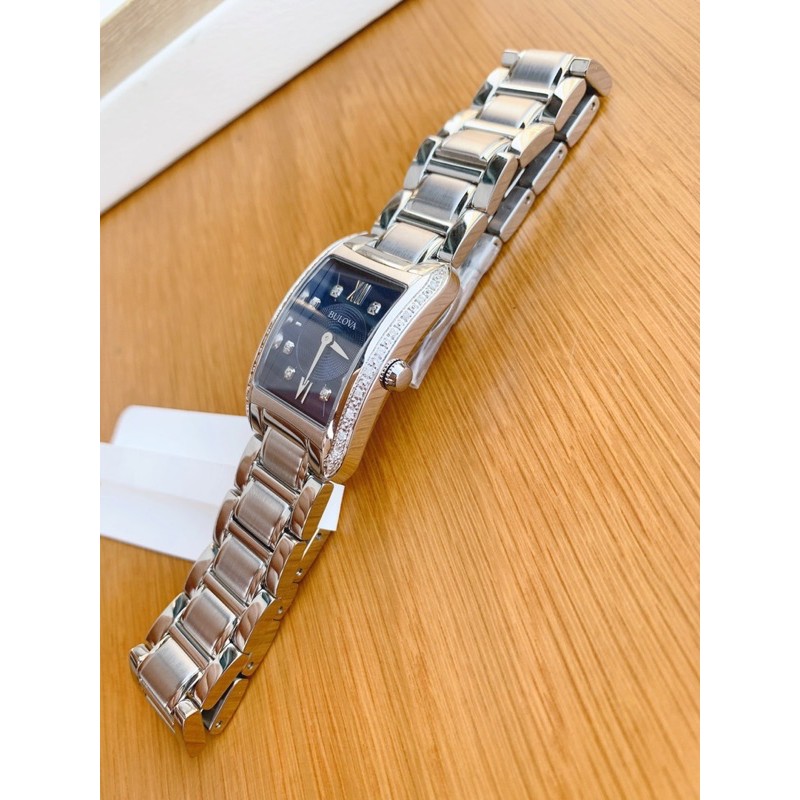 Đồng hồ nữ Bulova mặt vuông .