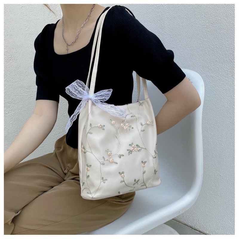 Túi tote da phối ren hoa đeo vai màu trắng be kiểu dáng Hàn Quốc