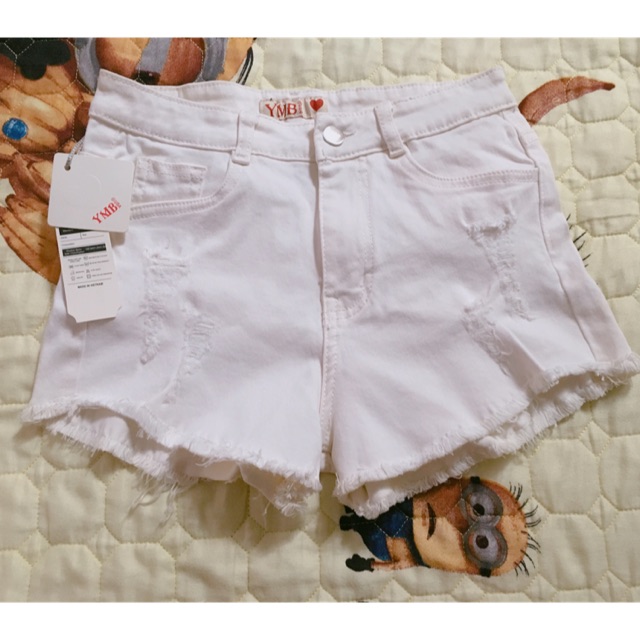 Quần short trắng rách lưng cao
