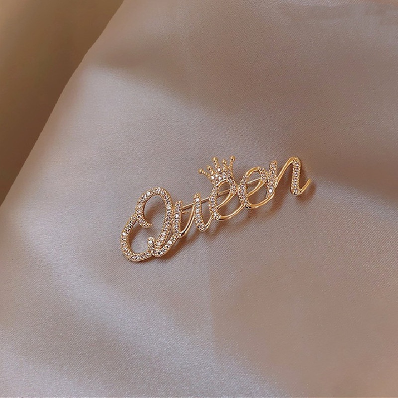 Trâm Cài Áo In Chữ Queen Phong Cách Hàn Quốc Thời Trang