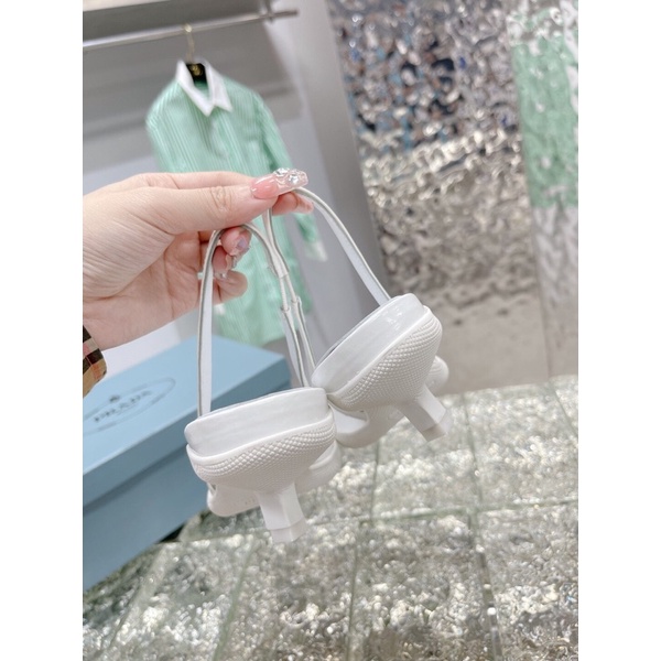 Giày cao gót 5cm mũi nhọn khoét eo logo thương hiệu Prada 2022 cao cấp