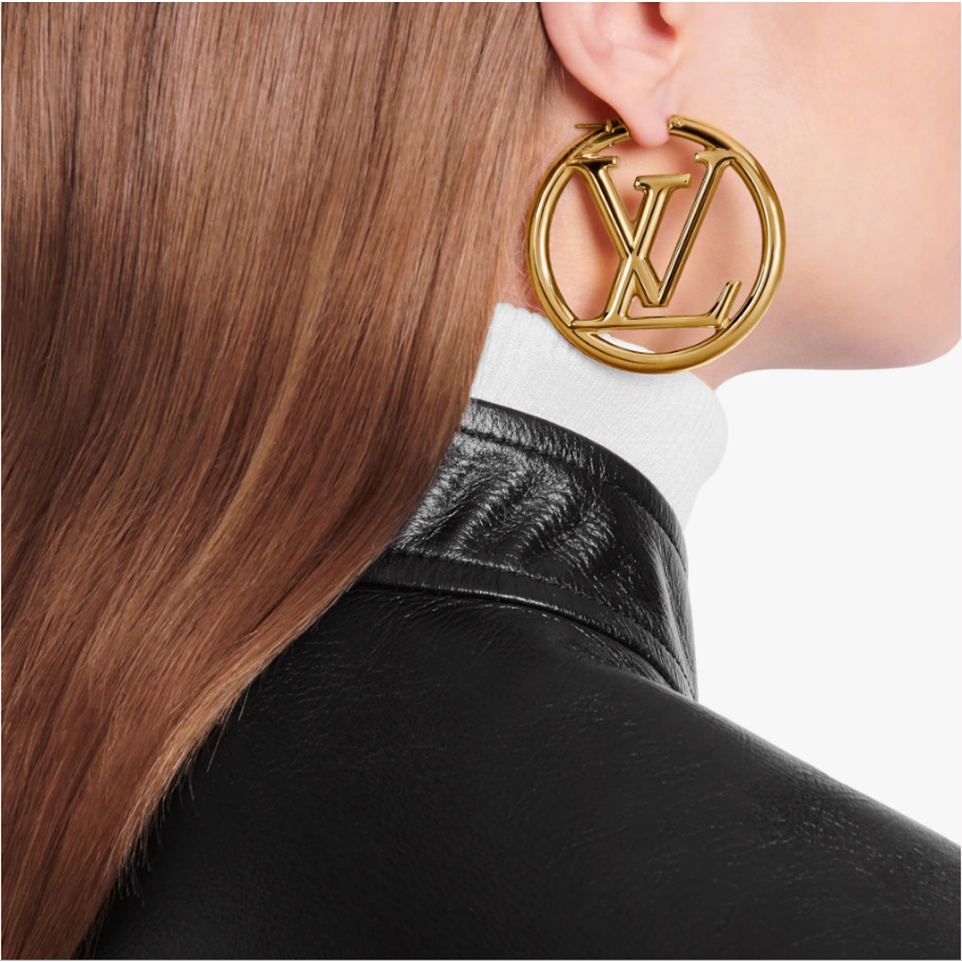 Lv Khuyên Tai Thép Titan Mặt Chữ Cái Thời Trang