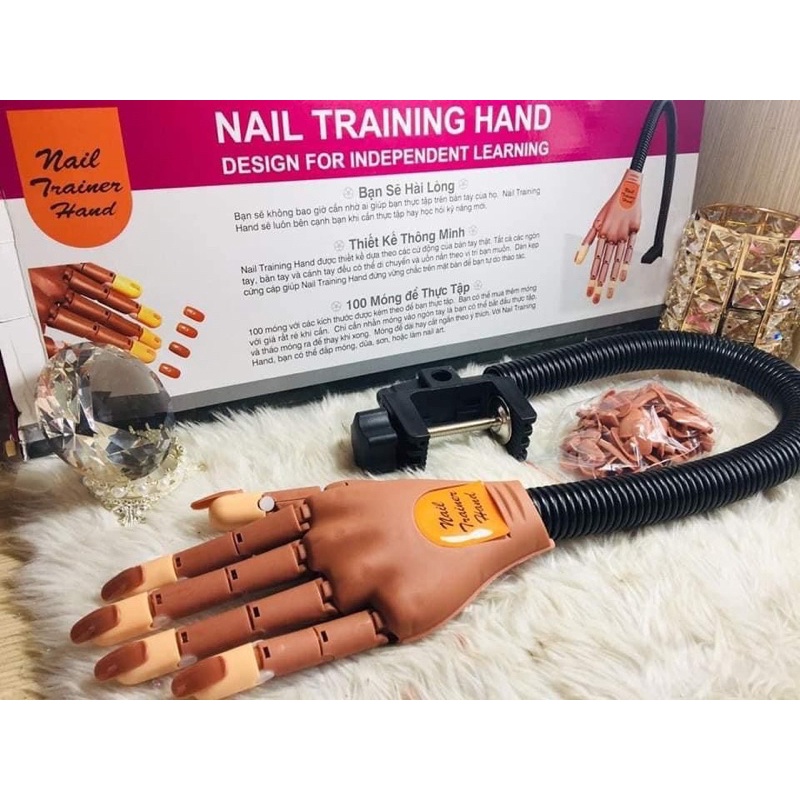 Bàn tay giả học nail