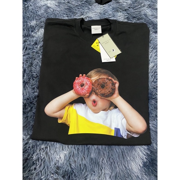 Áo Thun ADLV nam nữ in hình bé cầm bánh áo vàng trắng chất liệu cotton cao cấp