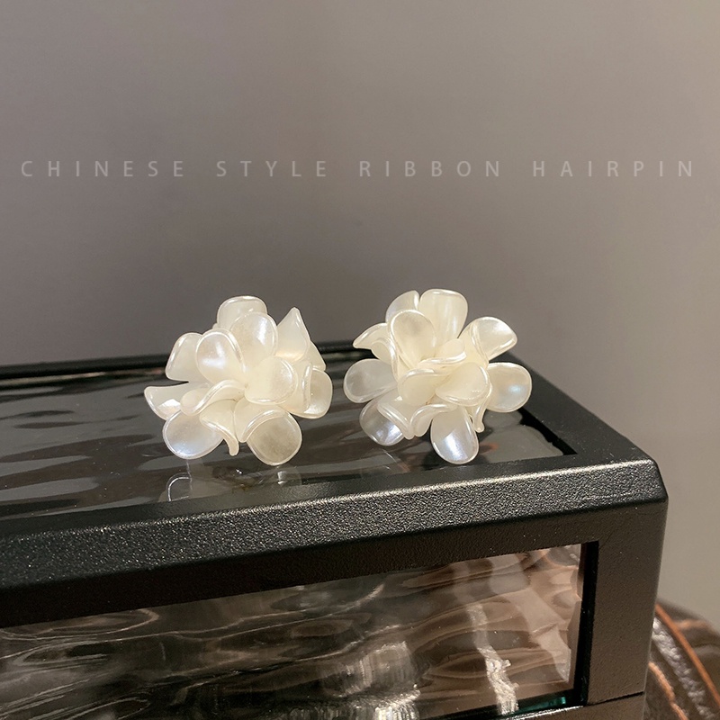 Đôi Khuyên Tai Hình Hoa Đính Ngọc Trai Thời Trang Cho Nữ