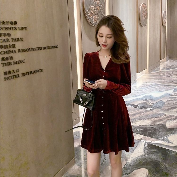 Đầm nhung tay dài dáng chữ V ngắn chiết eo màu đỏ / đen | BigBuy360 - bigbuy360.vn