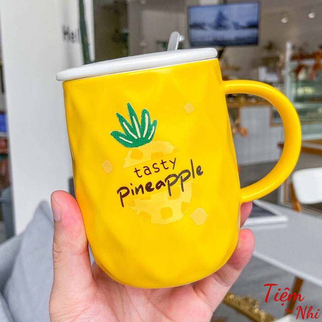 Ly sứ có nắp cao cấp in hình quả dứa, dâu, bơ, dưa hấu mùa hè kèm muỗng cà phê 430ml Tiệm Của Nhi LSCN001