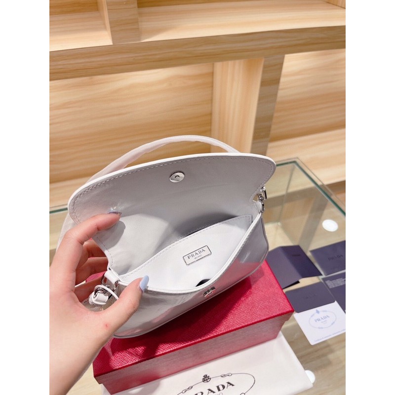 Túi kẹp nách prada nắp hàng da thật sz 22 sẵn trắng