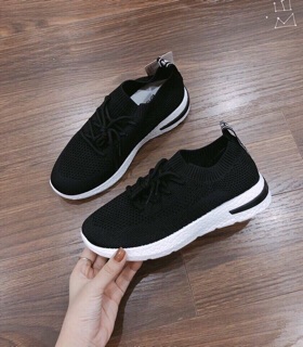 Giày thể thao kẻ gót có dây