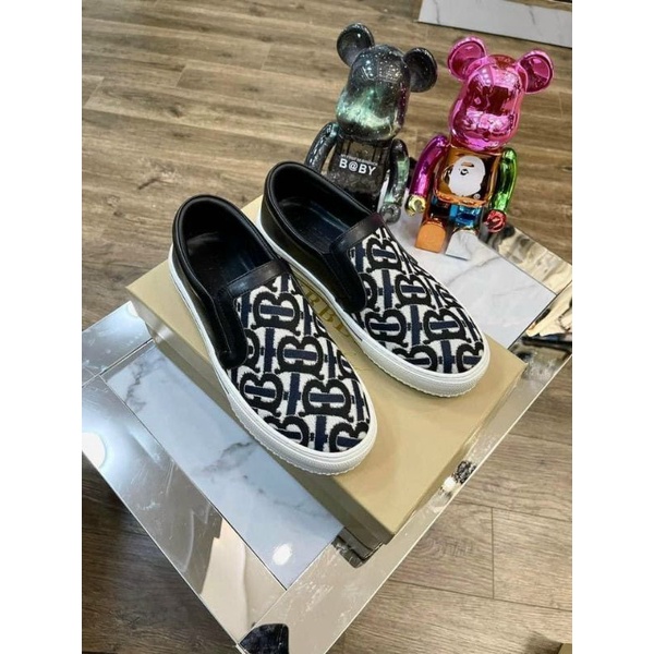 Giày slipon burberry trắng đen