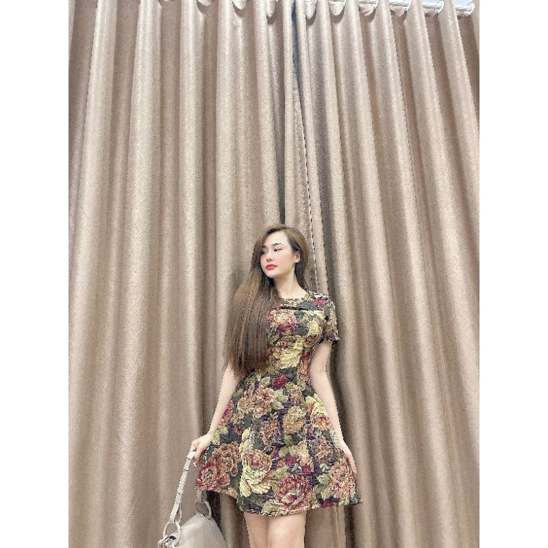 đầm gấm hoa hồng xẻ ngực