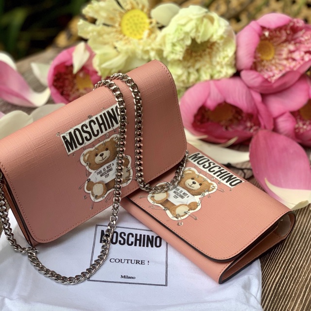 Túi Moschino Safety Pin Teddy Chain Wallet hồng hàng sẵn - hàng chuẩn Authentic sản xuất tại Ý #Made_In_Italy