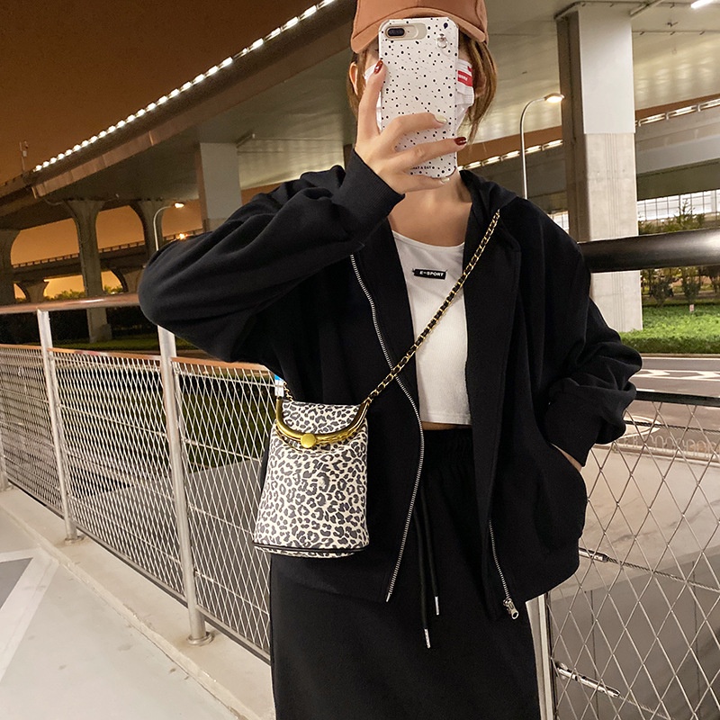 Túi đeo chéo họa tiết da báo thời trang 2021 sành điệu