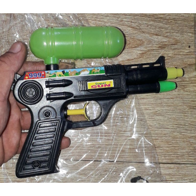 Một cây SúngNước 2 nồng 999 dài 18cm bằng nhựa có bình tiếp nước