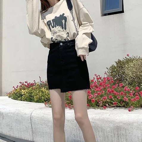 Chân váy jean chữ a ngắn cạp cao rách gấu đen trắng kèm quần trong phong cách Hàn Quốc V5