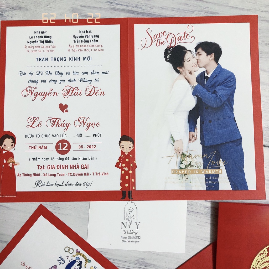 Thiệp đỏ có phong bì truyền thống (Giá 2.500 đồng - đến 3.500 đồng/ thiệp)