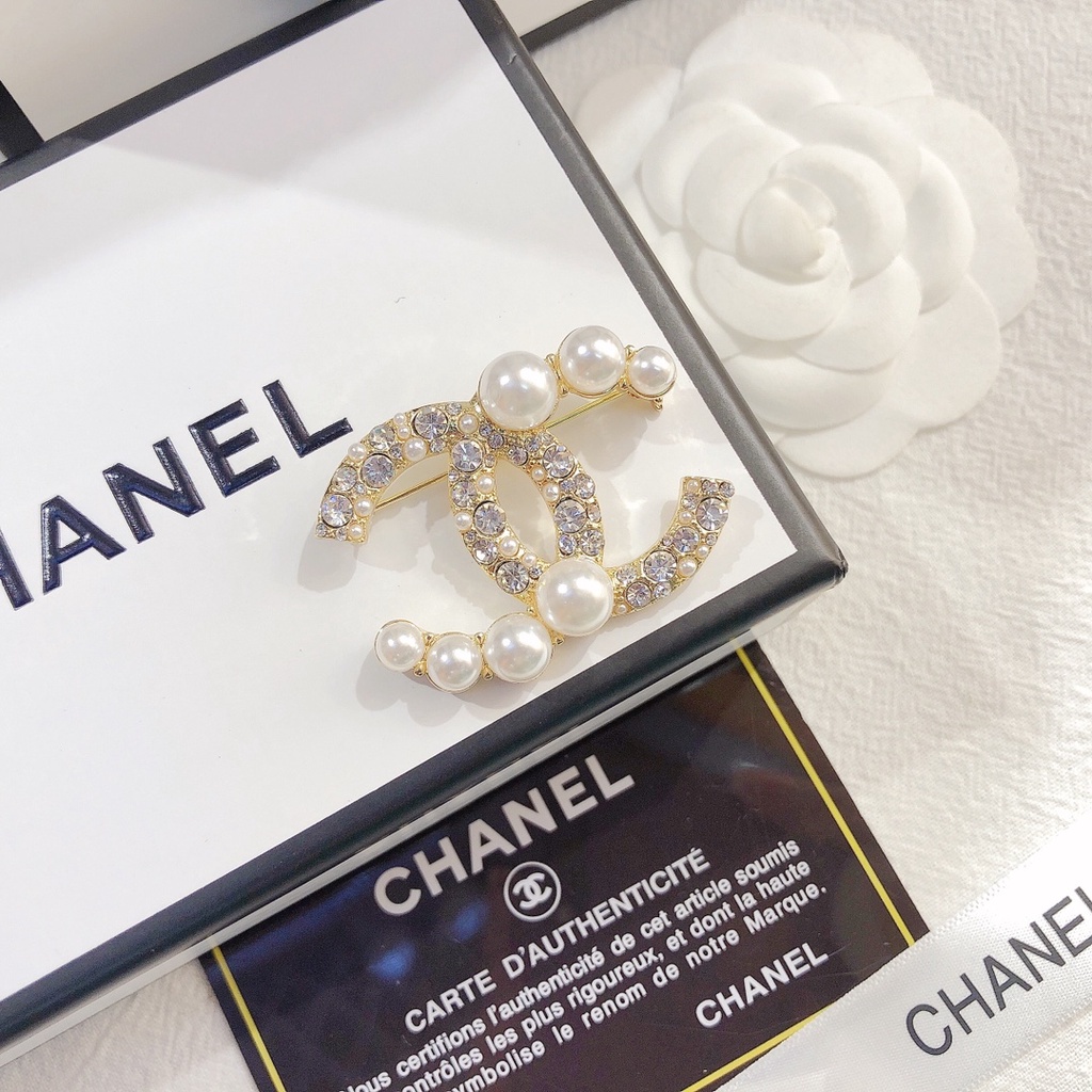 Ghim cài áo hình chữ C đính đá và ngọc trai sang trọng