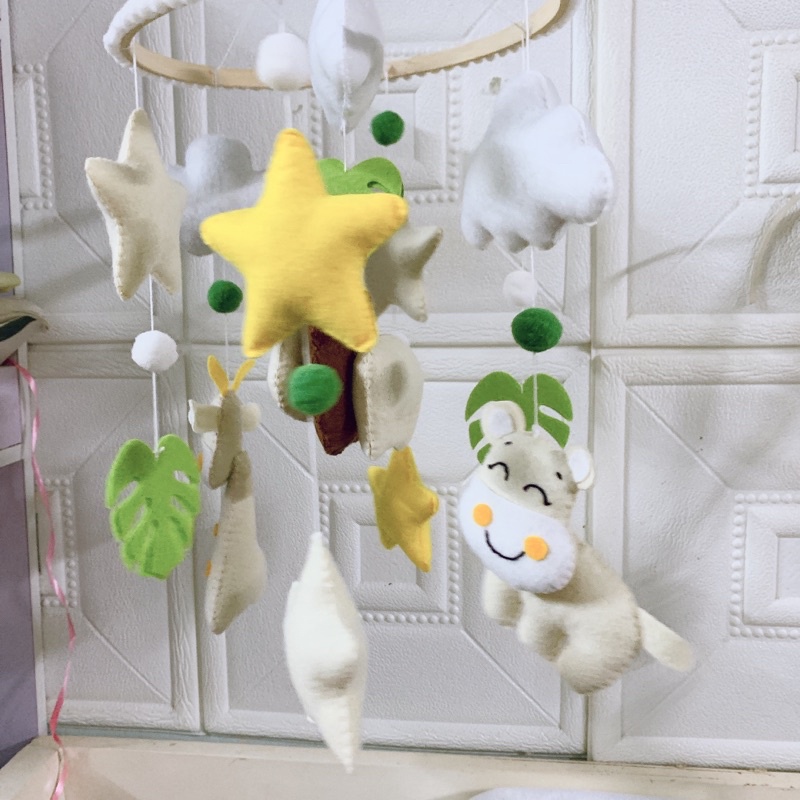 Đồ chơi treo nôi cho bé kích thích thị giác ảnh thật, có nhạc tự xoay mẫu THÚ RỪNG VÀ SAO VÀNG