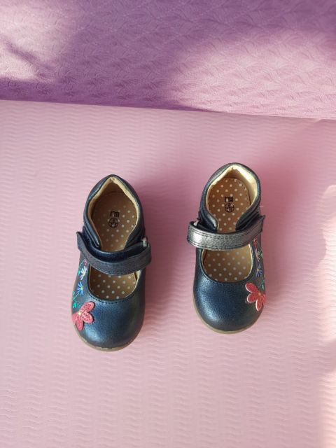 Giày xuất cho bé