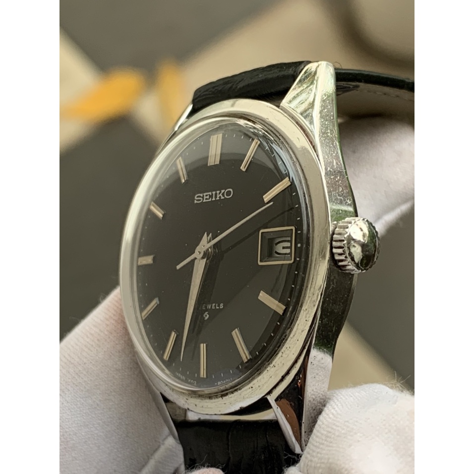 Đồng hồ nam SEIKO cơ cót 17 jewles, có ô cửa lịch, mặt màu đen, dây da thiết kế đơn giản của Nhật