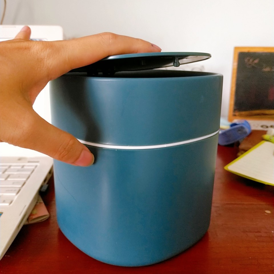 Thùng rác mini, phong cách châu âu, nắp bật tự động, tháo lắp túi rác dễ dàng.
