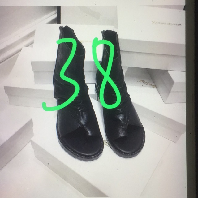 Đôi boot xỏ ngón