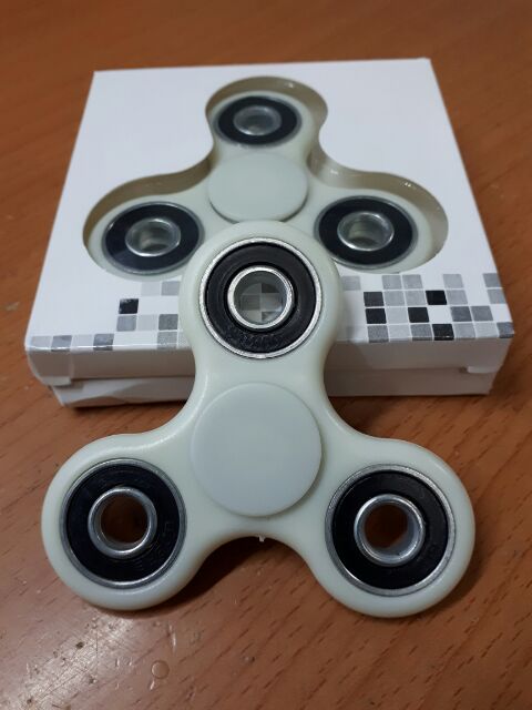 Fidget Spinner - Món đồ chơi Con Quay 3 Cánh Để Giảm Stress Có Dạ Quang