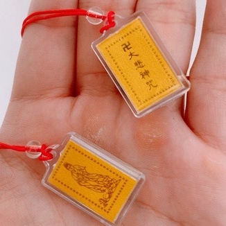 Sợi dây chuyền Quan Âm bên trong là Chú Lăng Nghiêm hoặc Chú Đại Bi và Lục Tự Đại Minh- Om mani padme hum