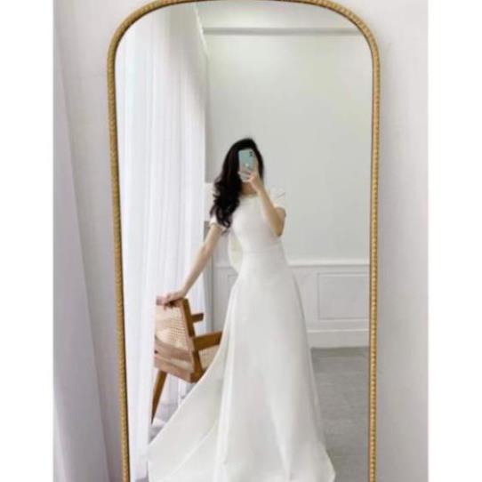 Váy cưới trắng nơ sau lưng cổ tròn phối viềng có tay.