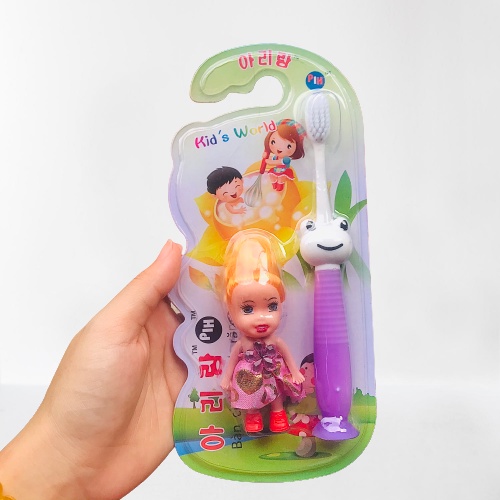 Bàn chải đánh răng trẻ em tặng kèm đồ chơi