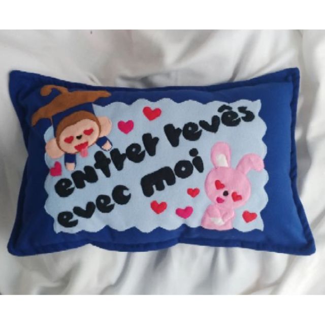 Gối nằm handmade khỉ và thỏ