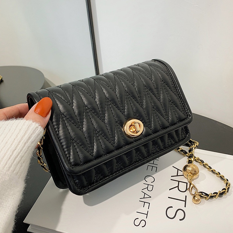 Túi đeo vai hình vuông cỡ nhỏ thêu họa tiết phối dây xích thời trang mùa thu 2021