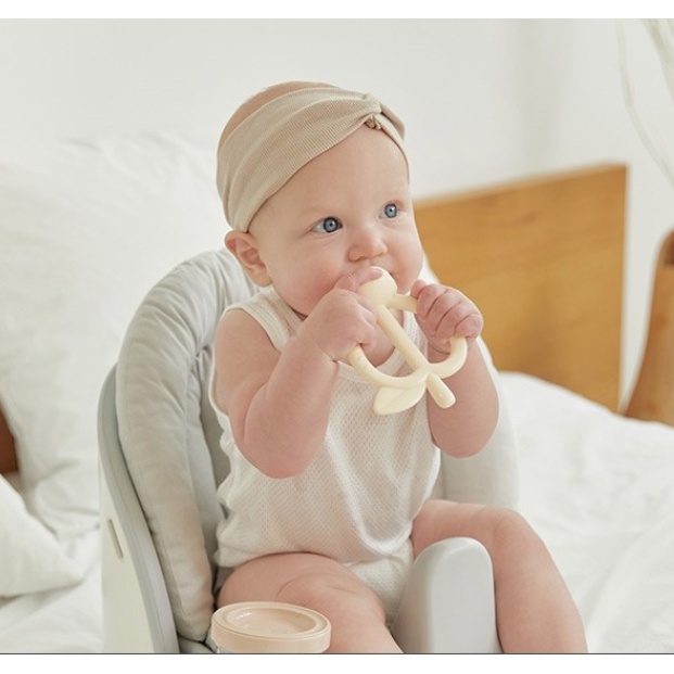 Gặm nướu kèm túi nhai chống hóc hình quả táo Moyuum Hàn Quốc