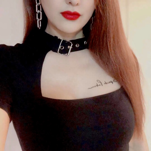 Áo croptop đen choker sexy
