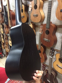 Ukulele concert đen không khắc chữ