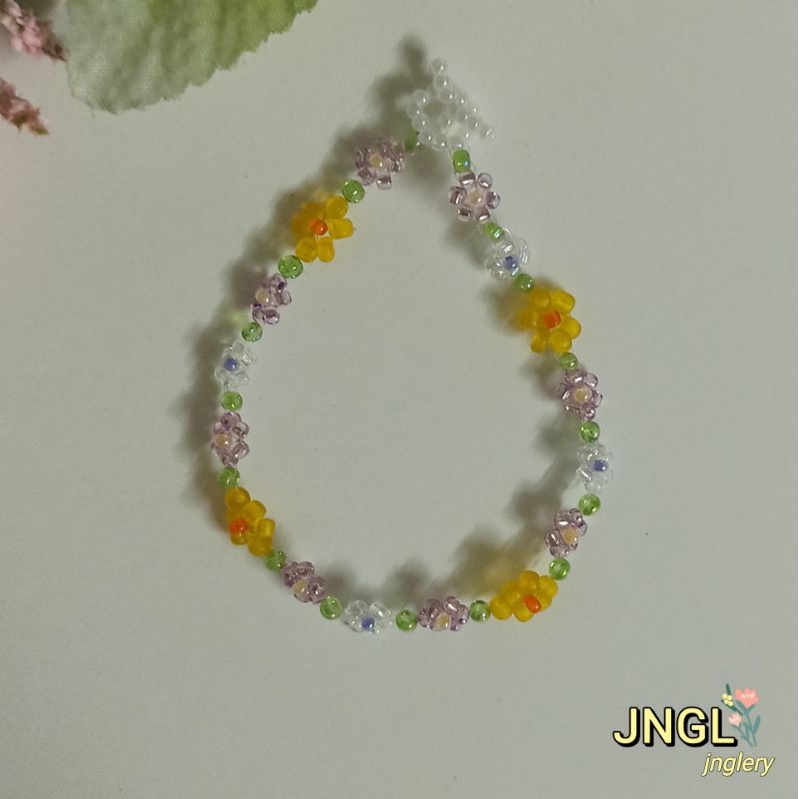 Vòng tay hạt cườm handmade kết hoa nhí màu vàng mã TK511