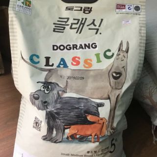 Thức ăn cho chó mèo