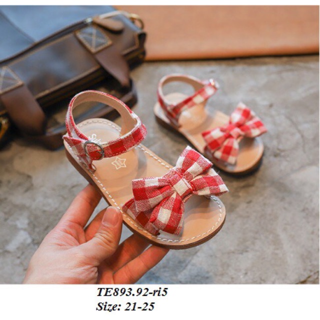 Sandal nơ ca-rô đỏ bé gái