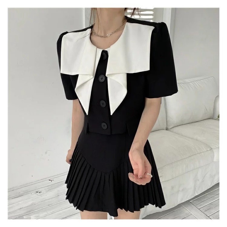 [Mã FAMARAL2 giảm 10K đơn 50K] Set bộ nữ, set bộ chân váy xếp ly áo kiểu cổ newtrend màu trắng đen SKUS-92